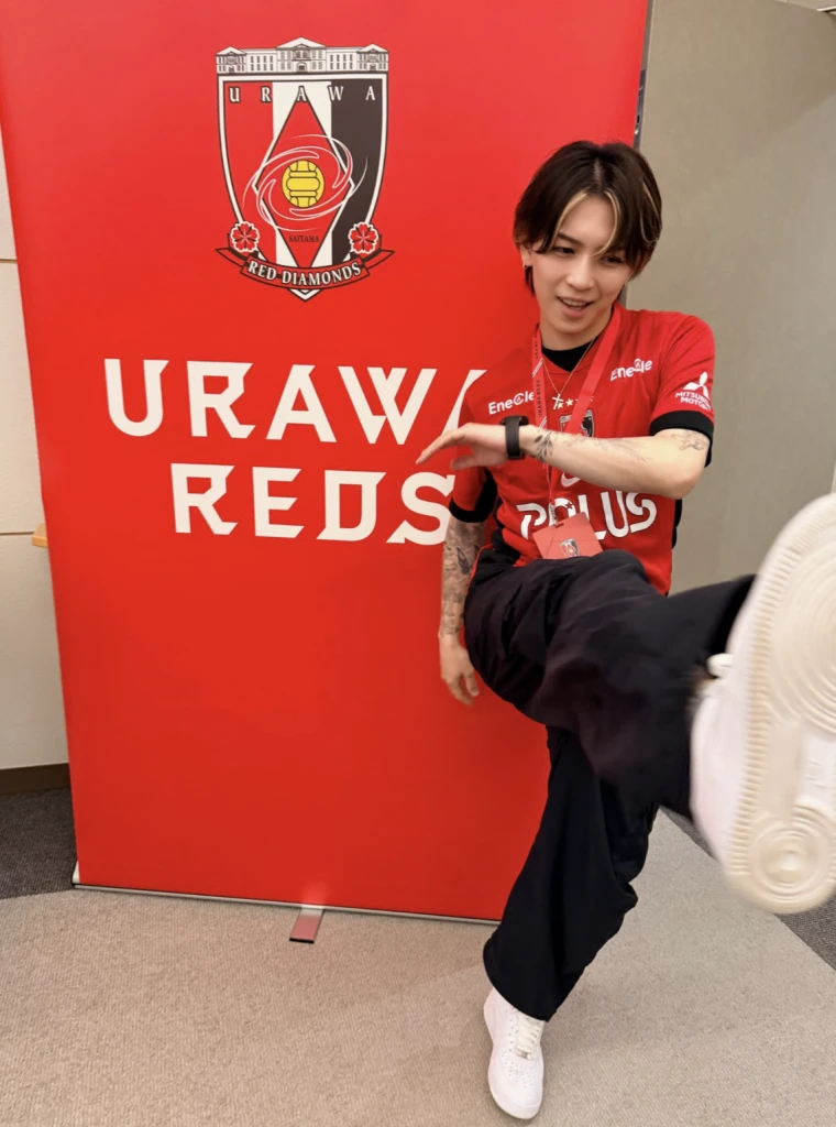 岩橋玄樹、浦和レッズユニ姿を披露「本格的にサッカーもやって